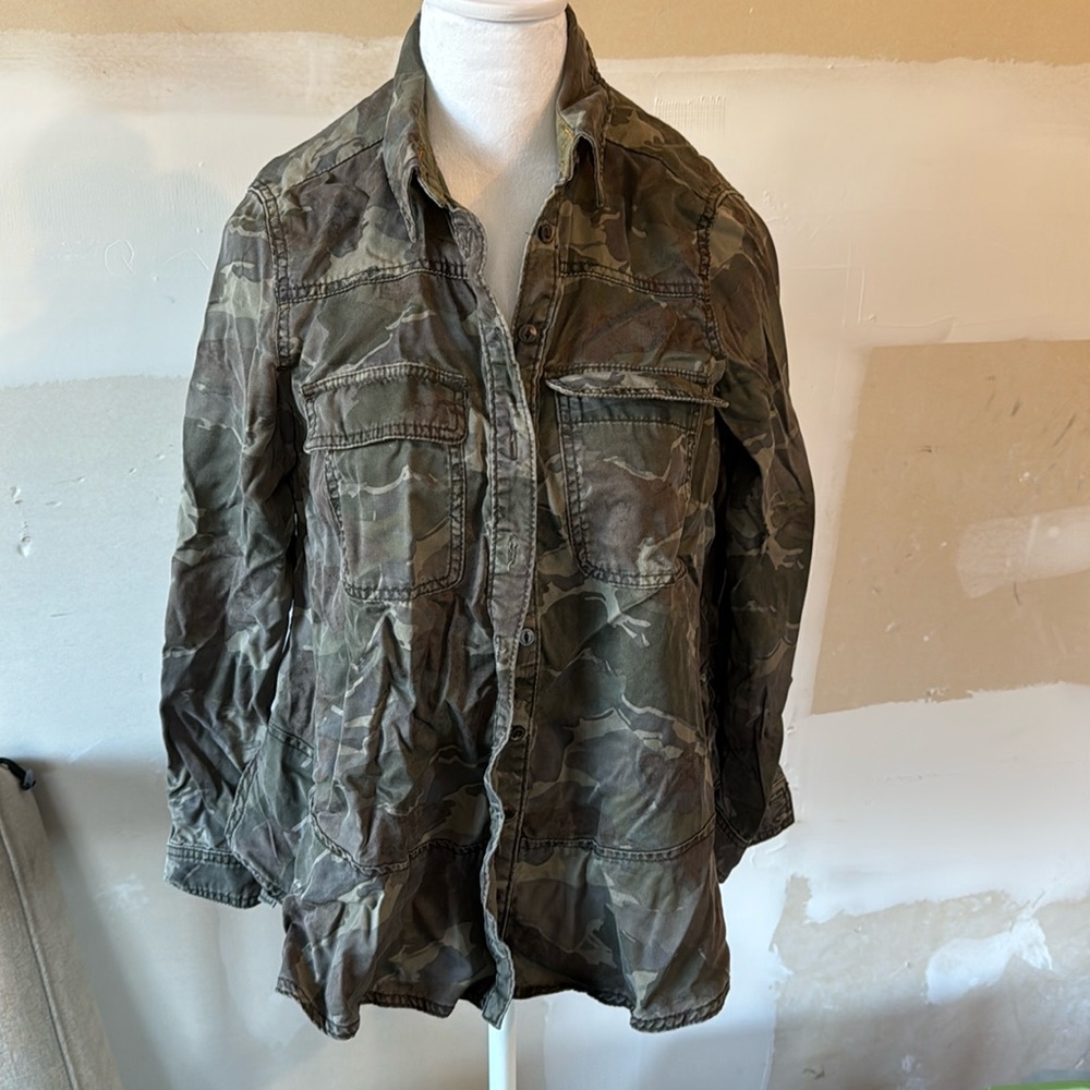 Anthropology size 2 camoflauge button down shirt womens